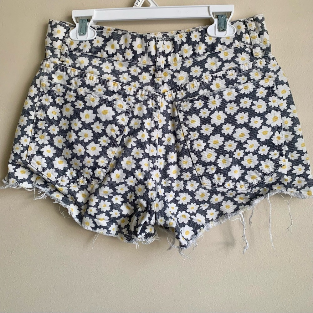 ZARA daisy floral printed high-rise raw hem button fly denim shorts size 2 - Picture 5 of 6